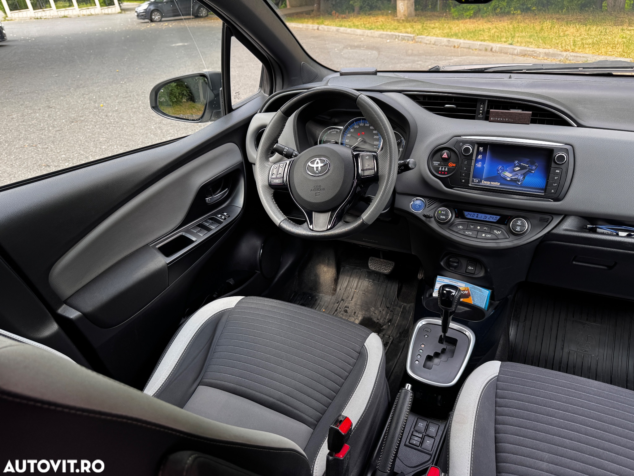 Toyota Yaris 1.5 VVT-i HSD Bi-Tone W&B - 11