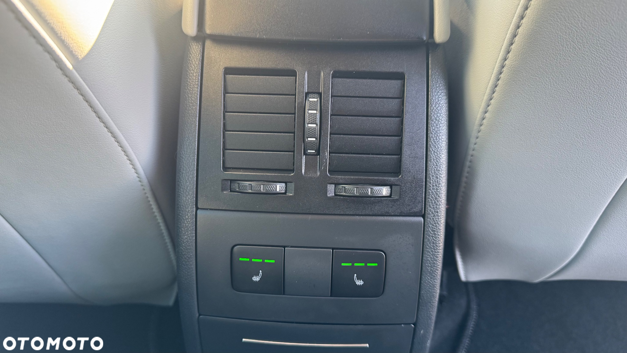 Skoda Octavia 1.8 TSI DSG L&K - 25