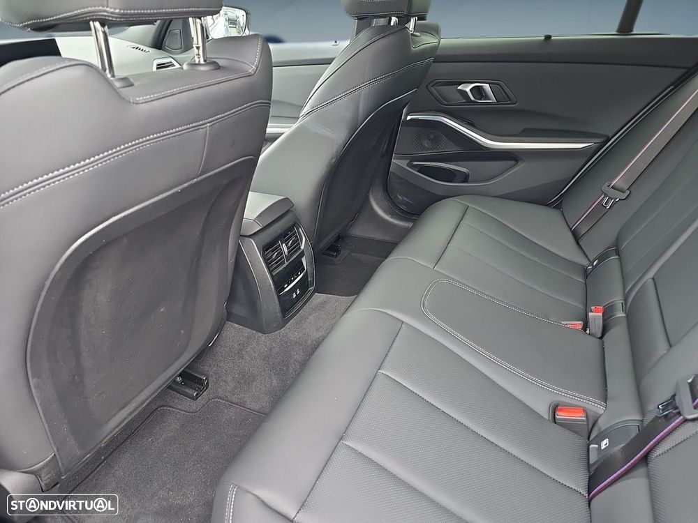 BMW 320 d Pack Desportivo M Pro Auto - 37