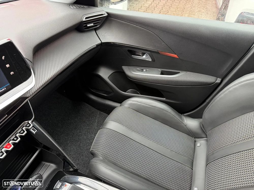 Peugeot 208 - 8