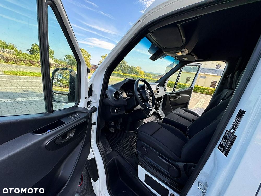 Mercedes-Benz Sprinter - 25