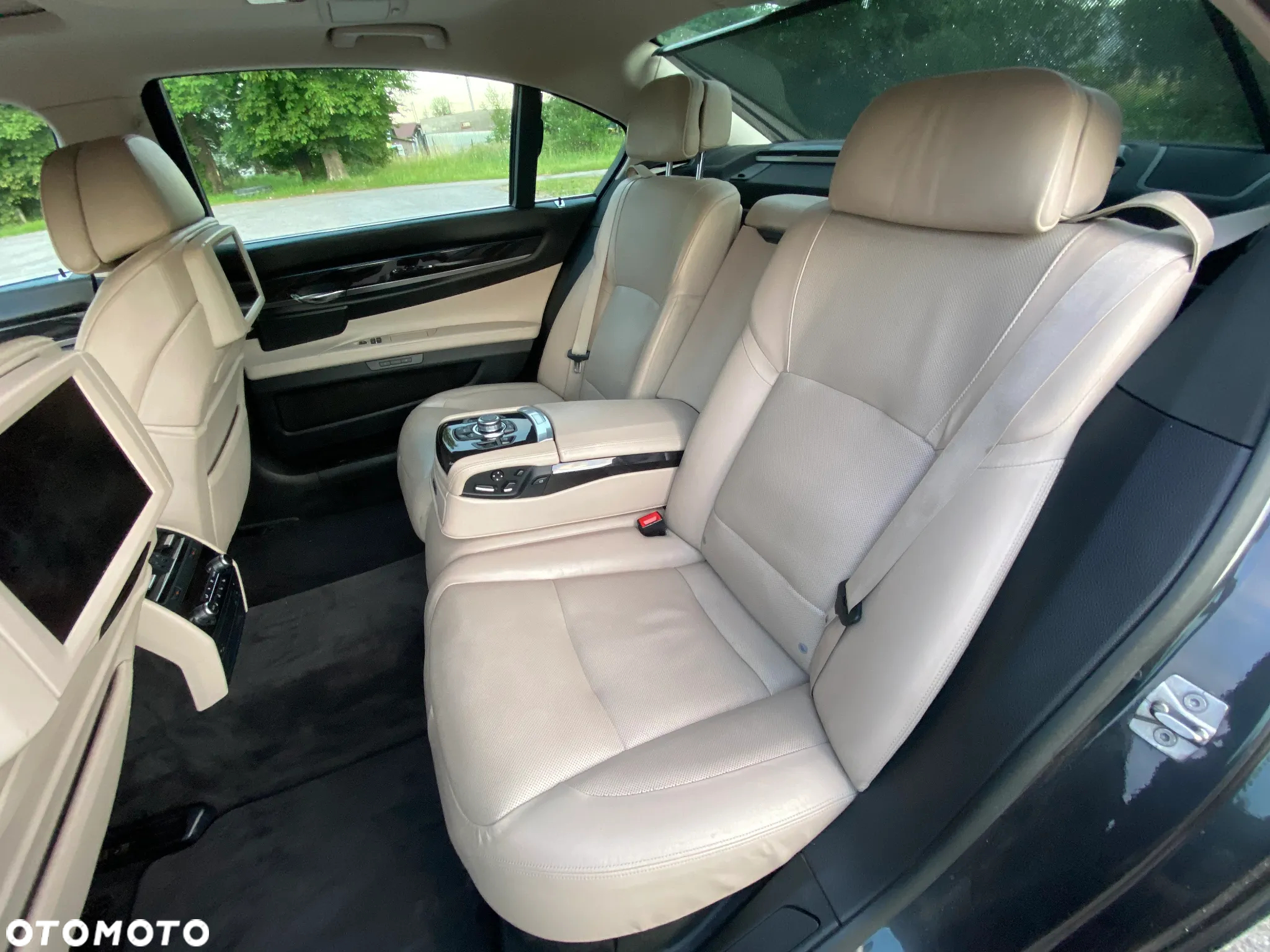 BMW Seria 7 750i L - 12
