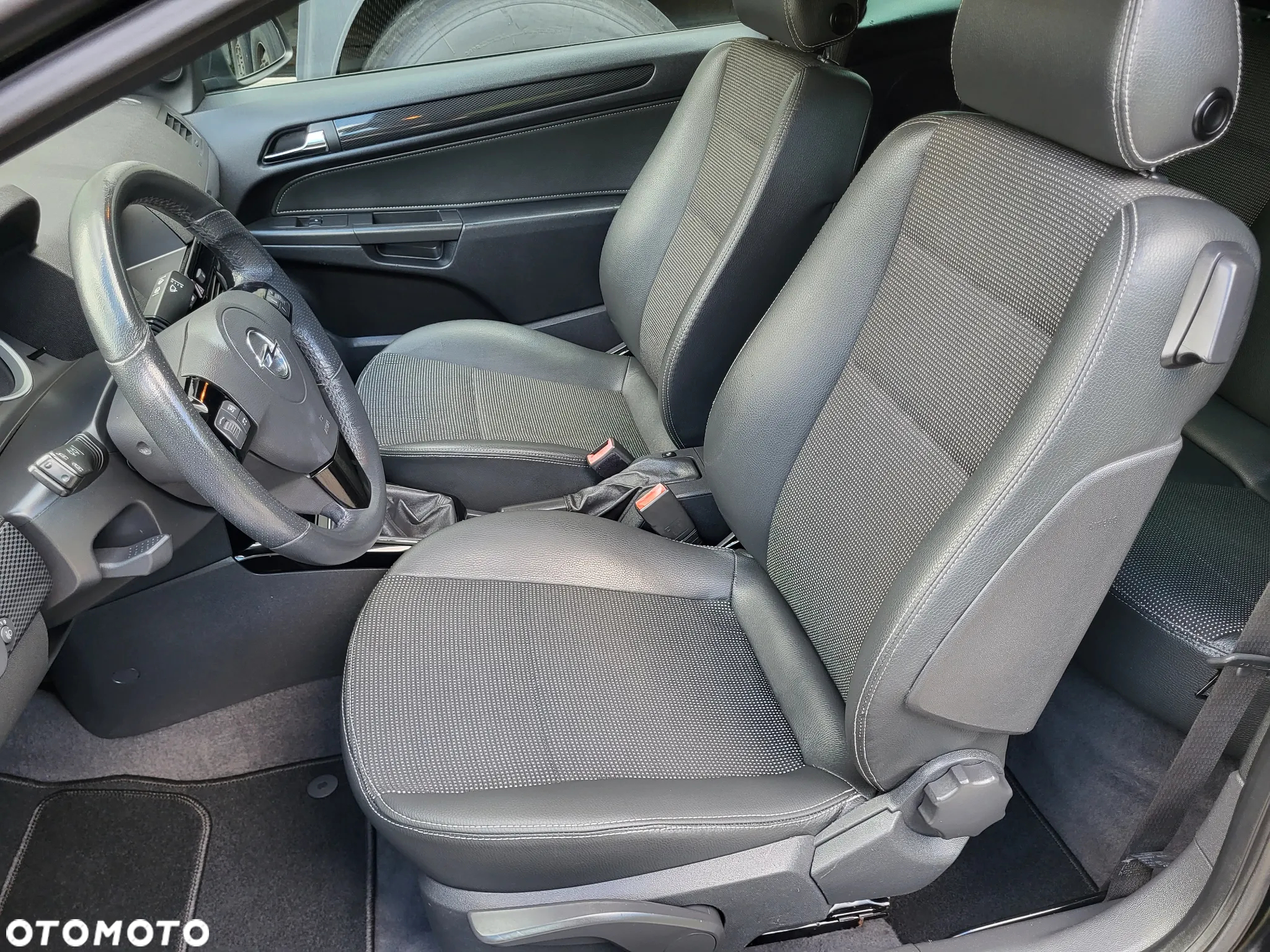 Opel Astra GTC 1.6 Cosmo - 18