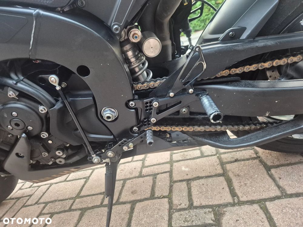 Yamaha R1 - 19