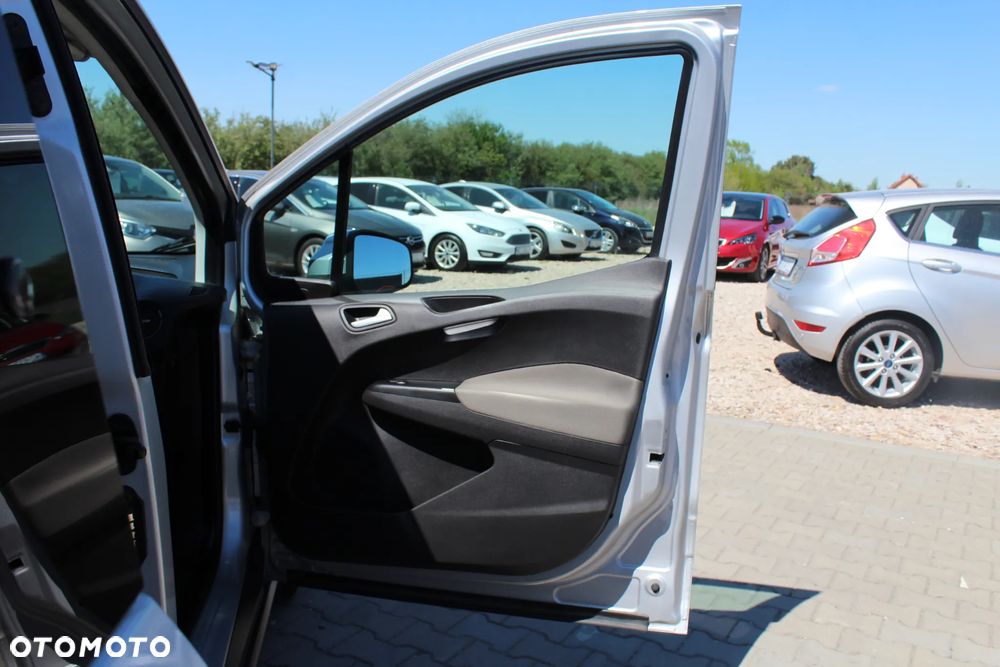 Ford Tourneo Courier 1.0 EcoBoost S&S Titanium - 28