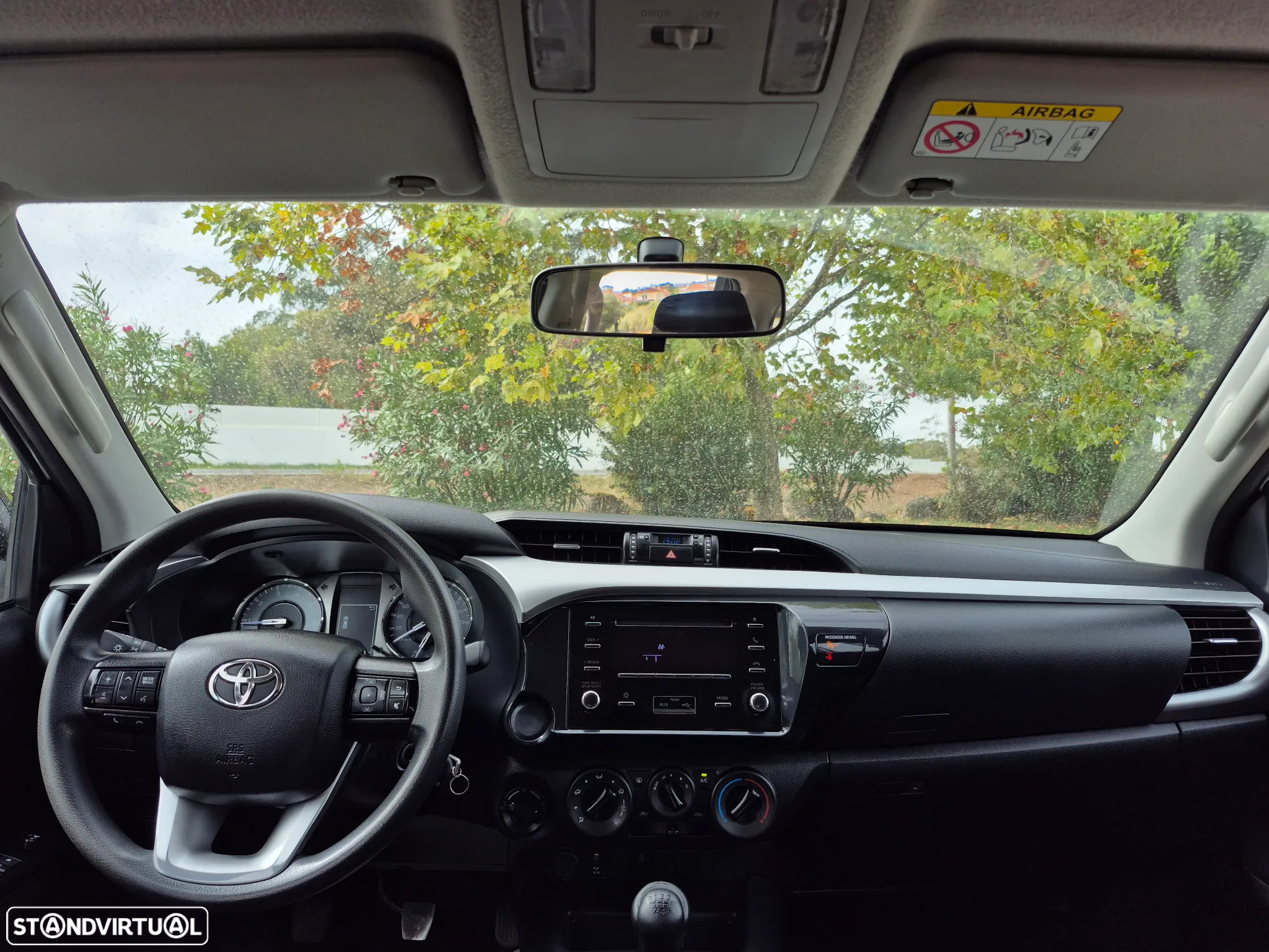 Toyota Hilux 2.4D-4D 4X4 - 2024 - 5 LUGARES - 12.000KM - 9