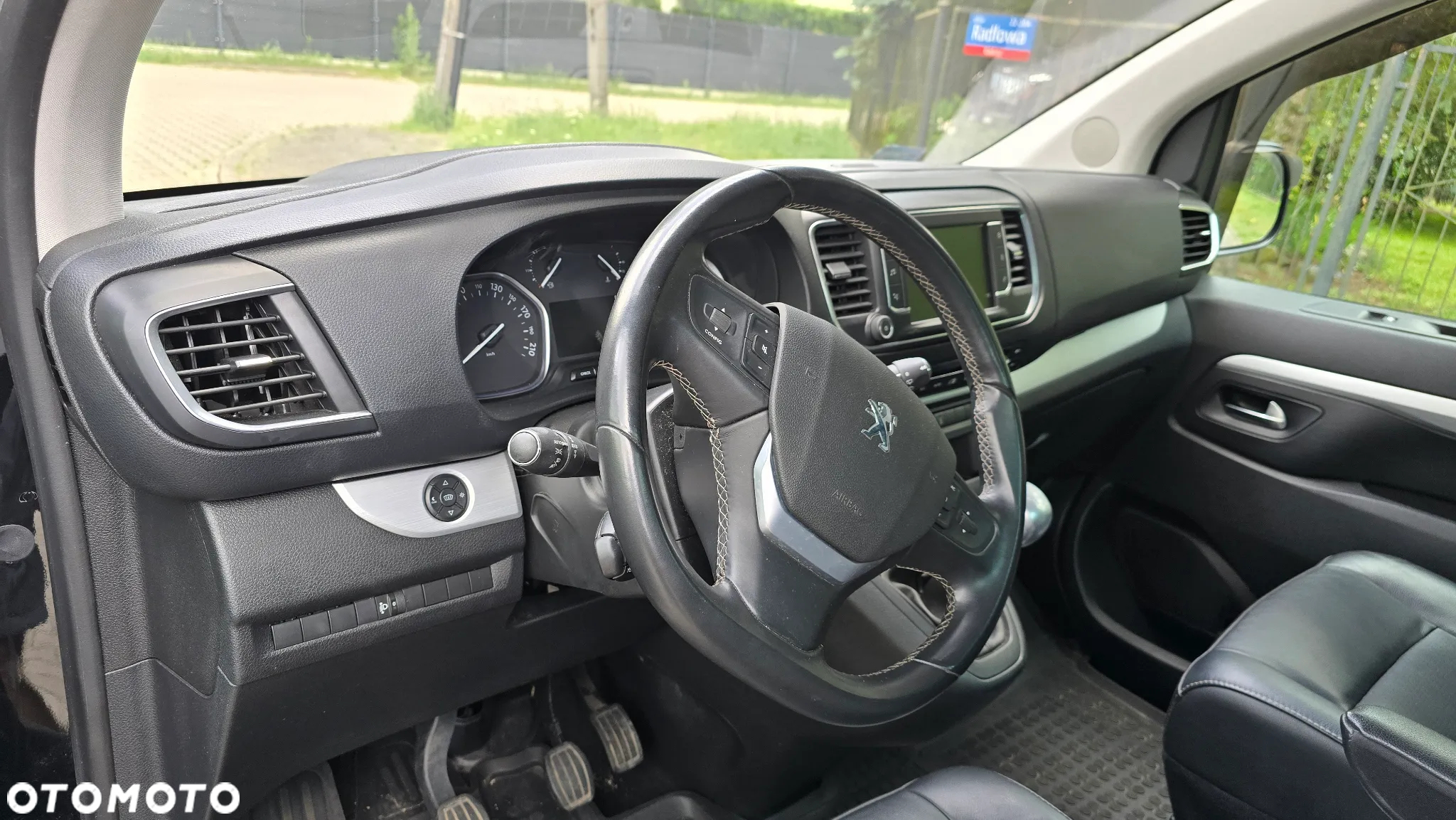 Peugeot Traveller - 19