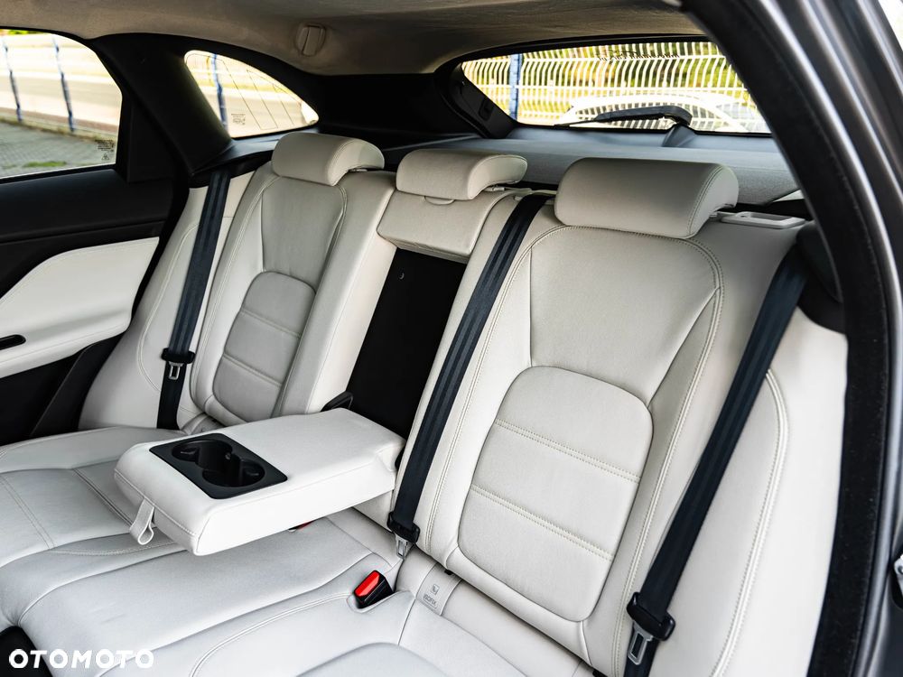 Jaguar F-Pace 20d Prestige - 27