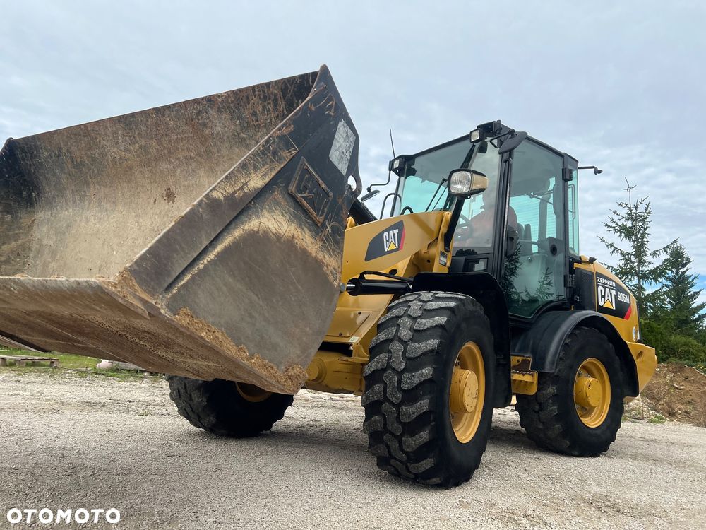 Caterpillar Ładowarka łamana 906M Cat łyżka widły 907 908 5 6 ton SZYBKOZŁĄCZE HYDRAULICZNE dodatkowe linie ZAMIATARKA za dopłatą - 1