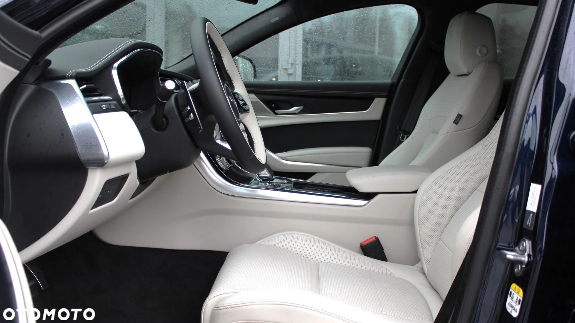 Jaguar XF - 11