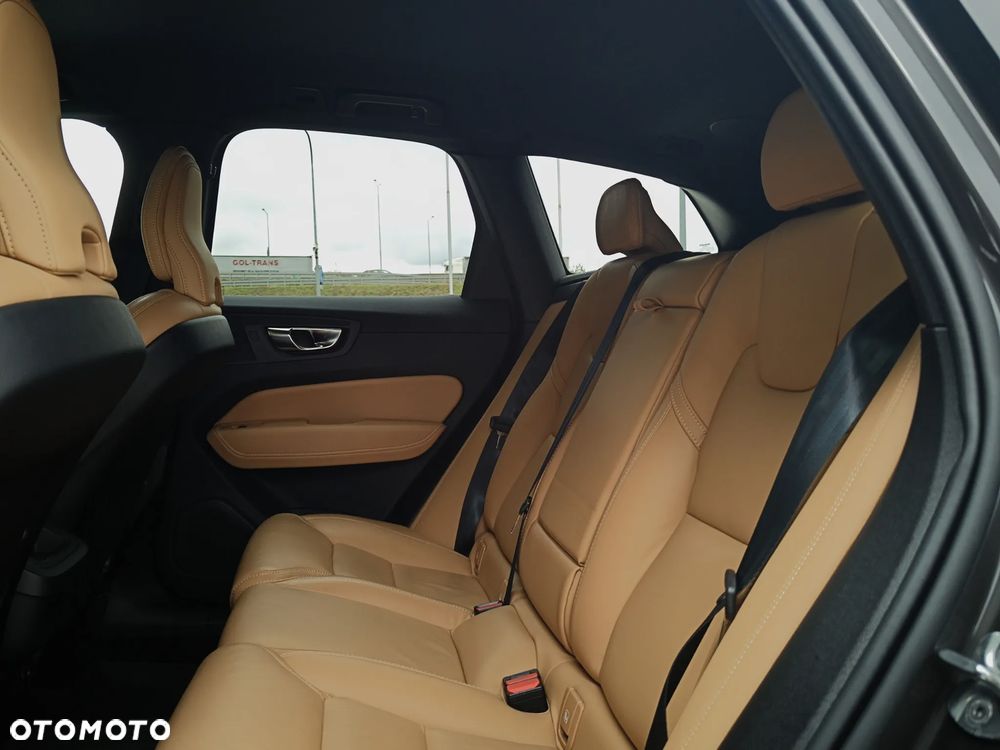 Volvo XC 60 B4 D AWD Plus Dark - 19