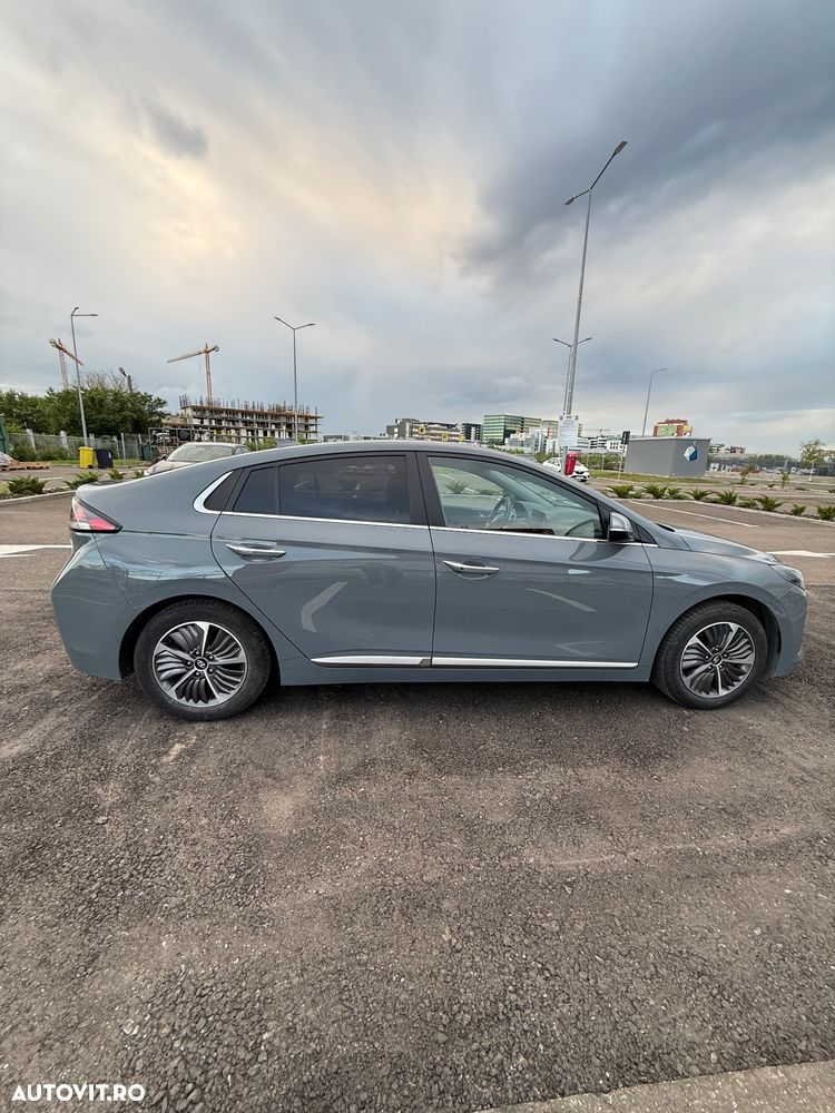 Hyundai IONIQ - 7