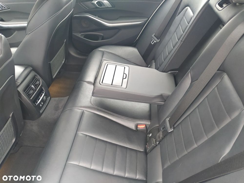 BMW Seria 3 330i Sport Line - 24