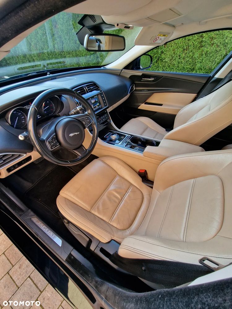 Jaguar XE - 10