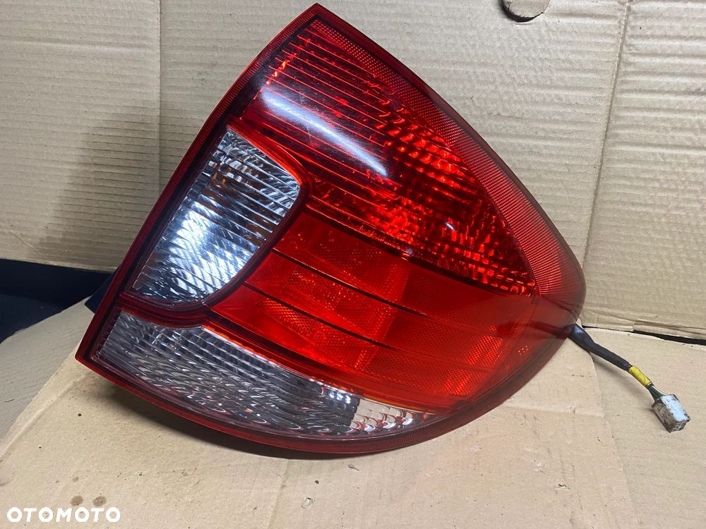 LAMPA TYLNA PRAWA KIA RIO I LIFT - 1