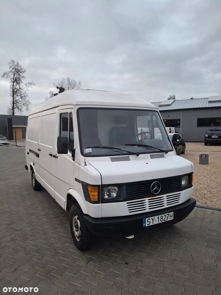 Mercedes-Benz 208D - 1