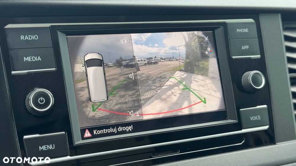 Volkswagen Transporter 2.0 TDI z 2022 roku - 12