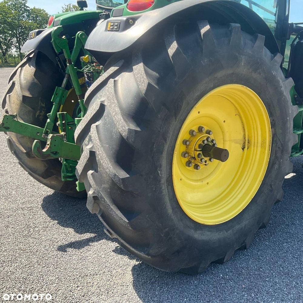 John Deere 6215R - 8