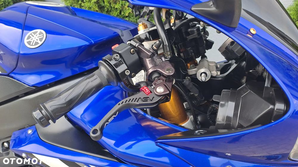 Yamaha R1 - 15