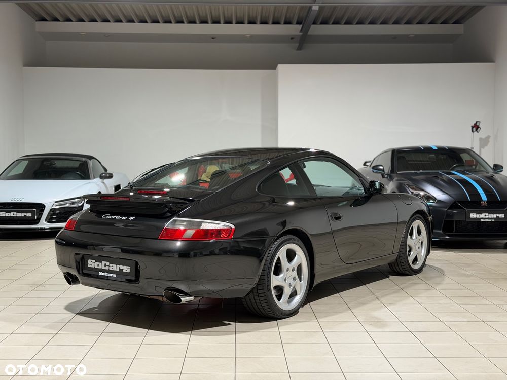Porsche 911 Carrera 4 - 11