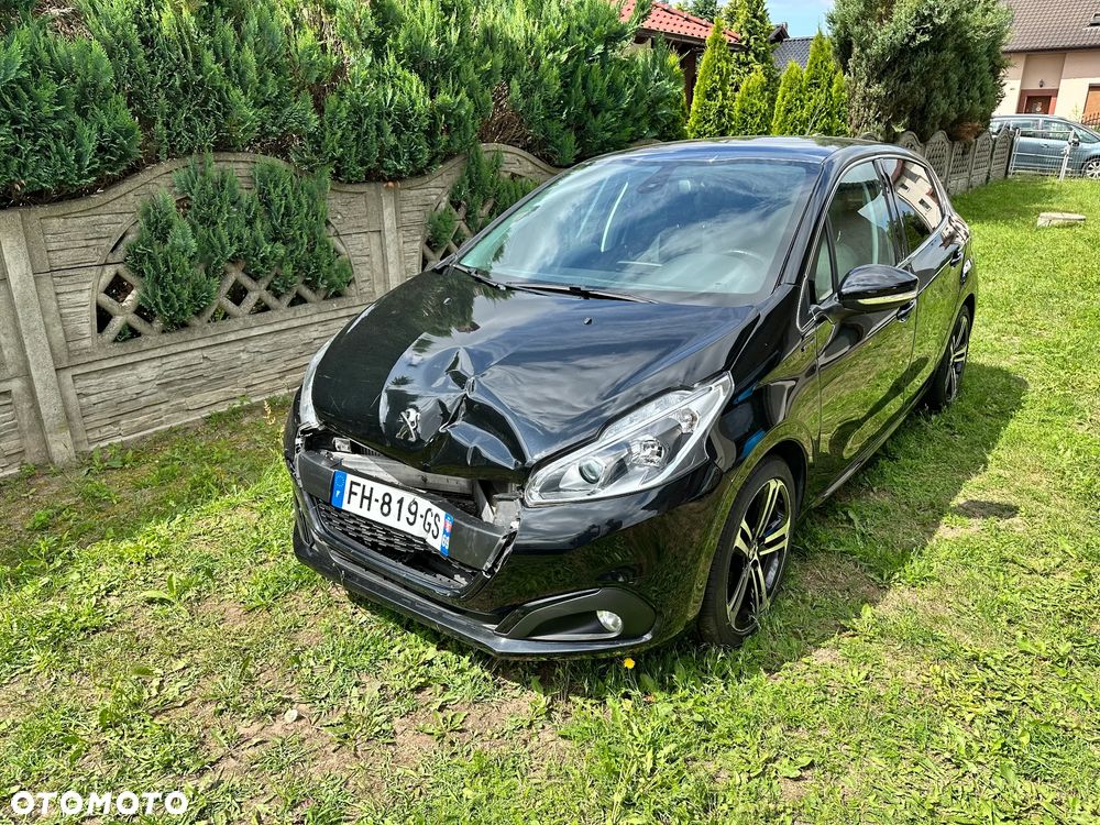Peugeot 208 - 8