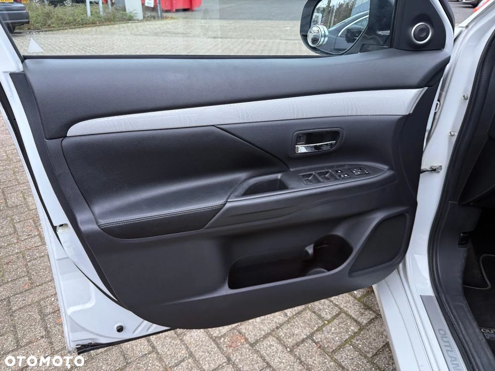 Mitsubishi Outlander - 25