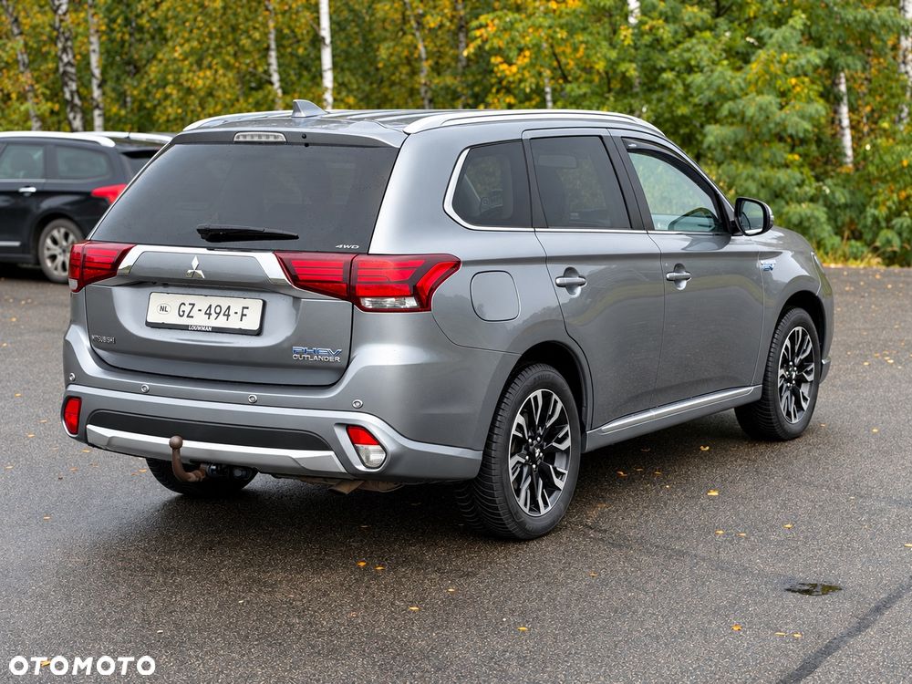Mitsubishi Outlander - 2