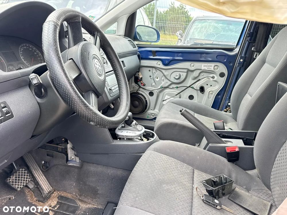 Volkswagen Touran  1.6TDI 2011r kod silnika CAYC Kod lakieru LR5T  Kod skrzyni NKA - 16