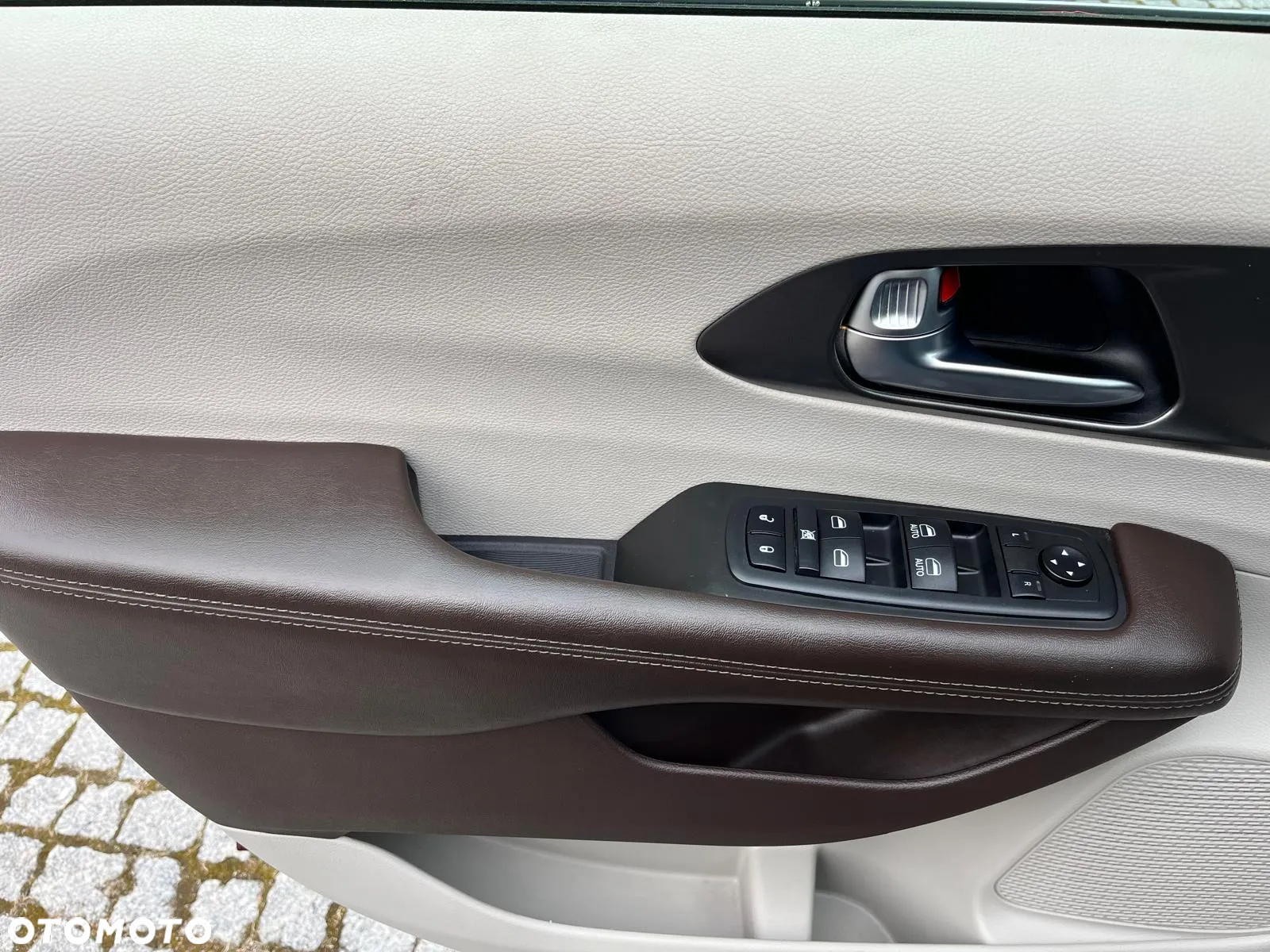 Chrysler Pacifica - 16