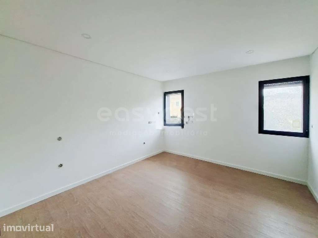 Apartamento T2 com terraço e 2 lugares de garagem em Esgueira - Grande imagem: 3/8