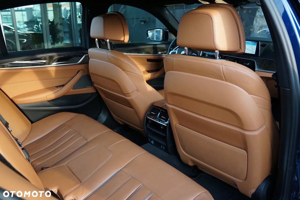 BMW Seria 5 M550i xDrive sport - 35