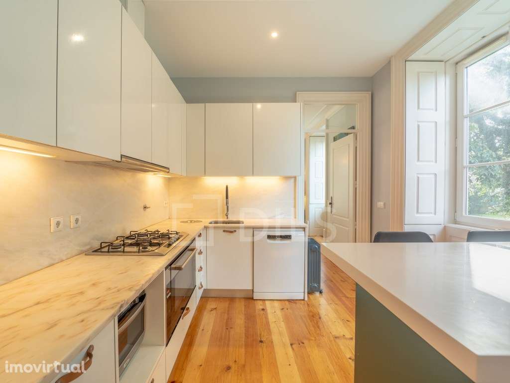 Apartamento T4 com garagem inserido em Palacete-Cedofeita - Grande imagem: 5/49