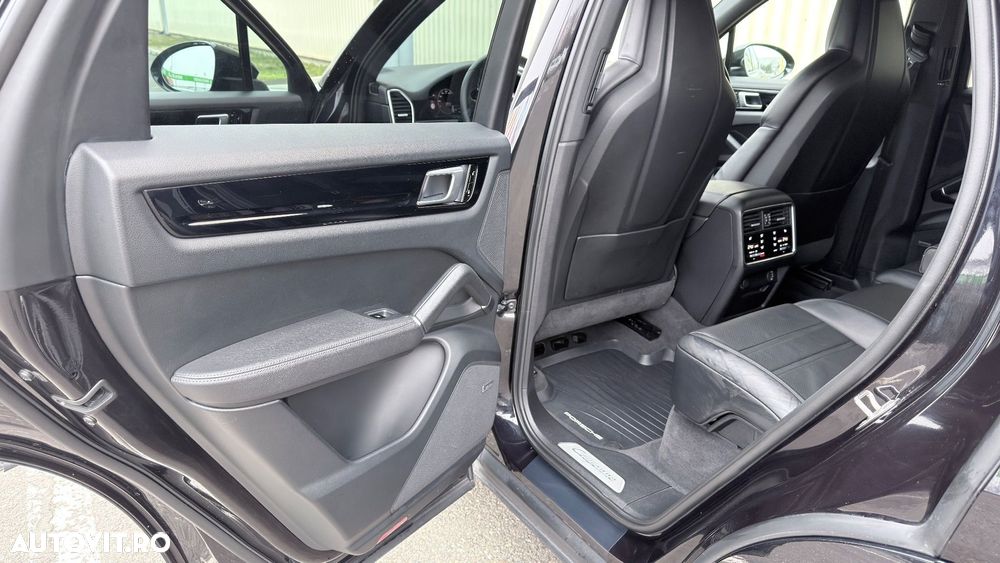 Porsche Cayenne - 29