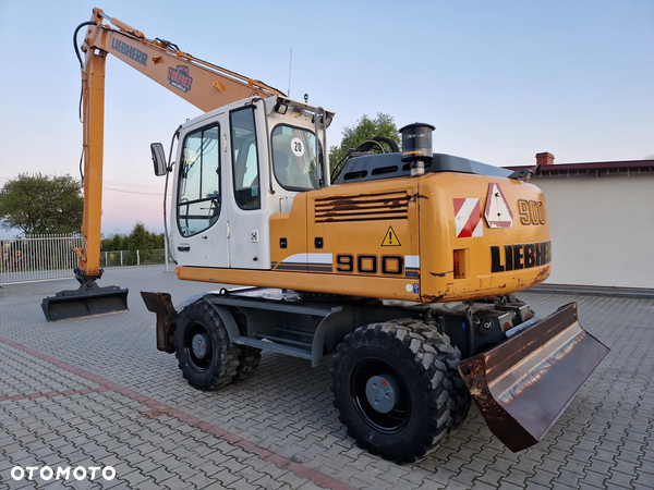 Liebherr A900 LONG REACH