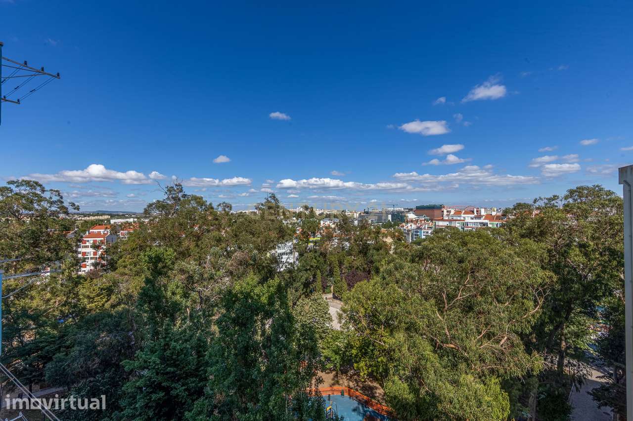 Apartamento T3 em Benfica com excelente exposição solar e vista desafo - Grande imagem: 5/17