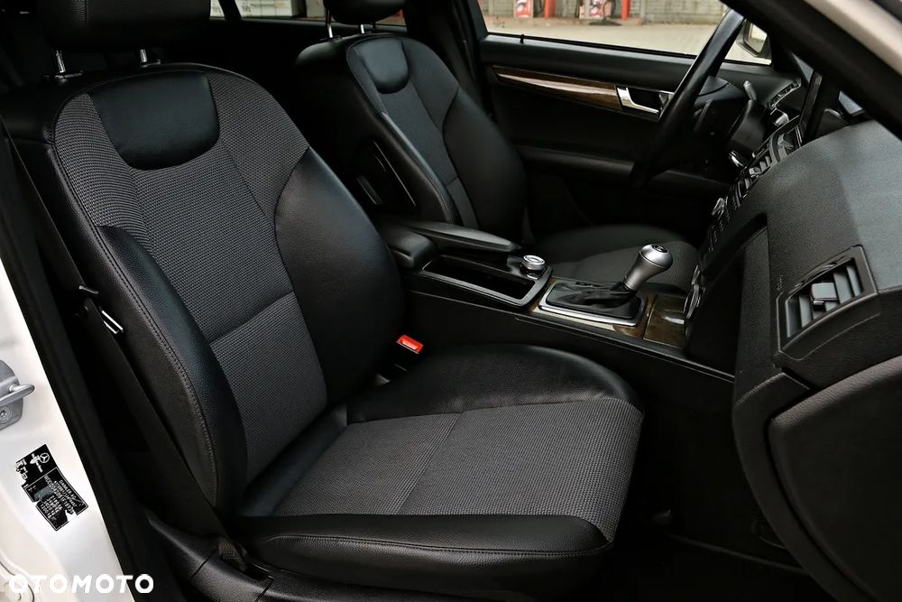 Mercedes-Benz Klasa C 220 CDI DPF Automatik Avantgarde - 31