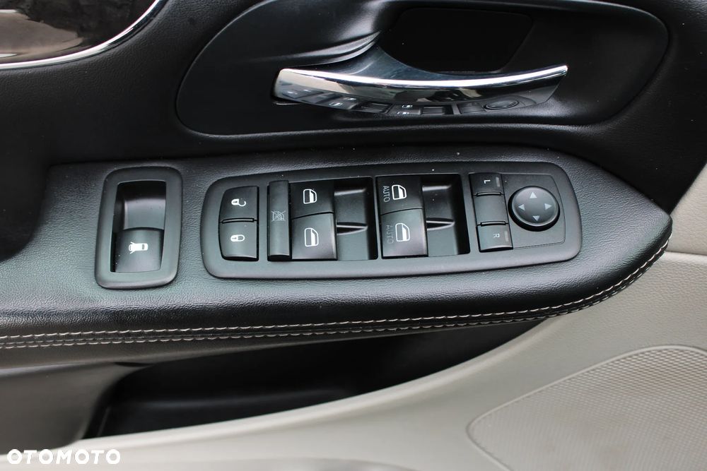 Chrysler Town & Country 3.6 Touring - 29