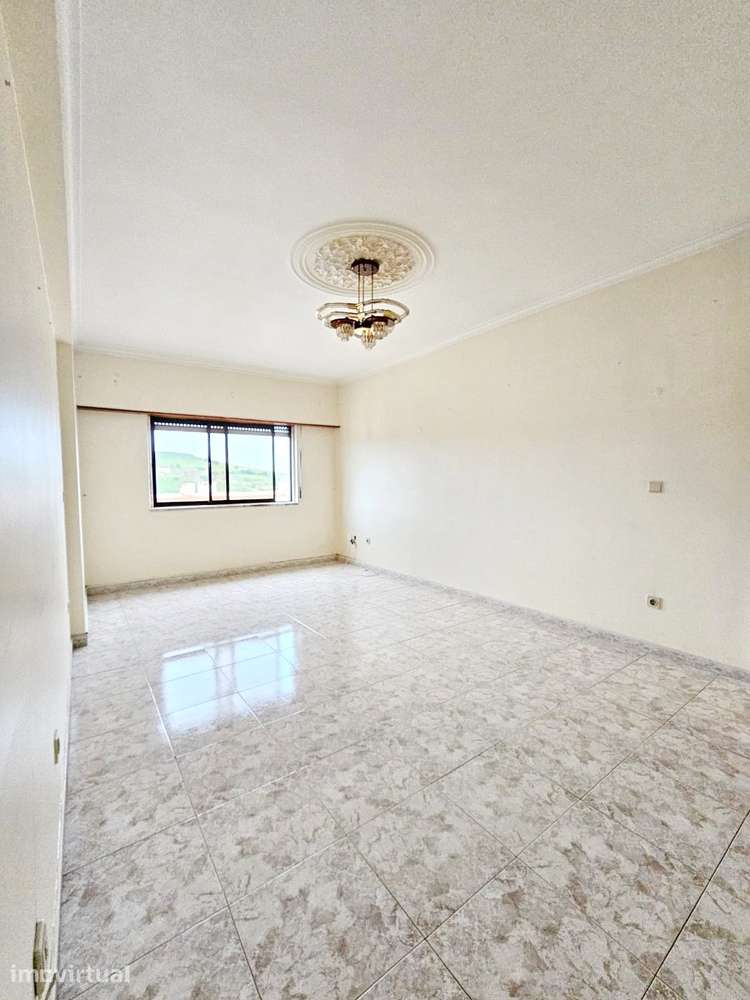Excelente T2 com Arrecadação e Elevadores, no Casal do Cotão - Grande imagem: 4/15