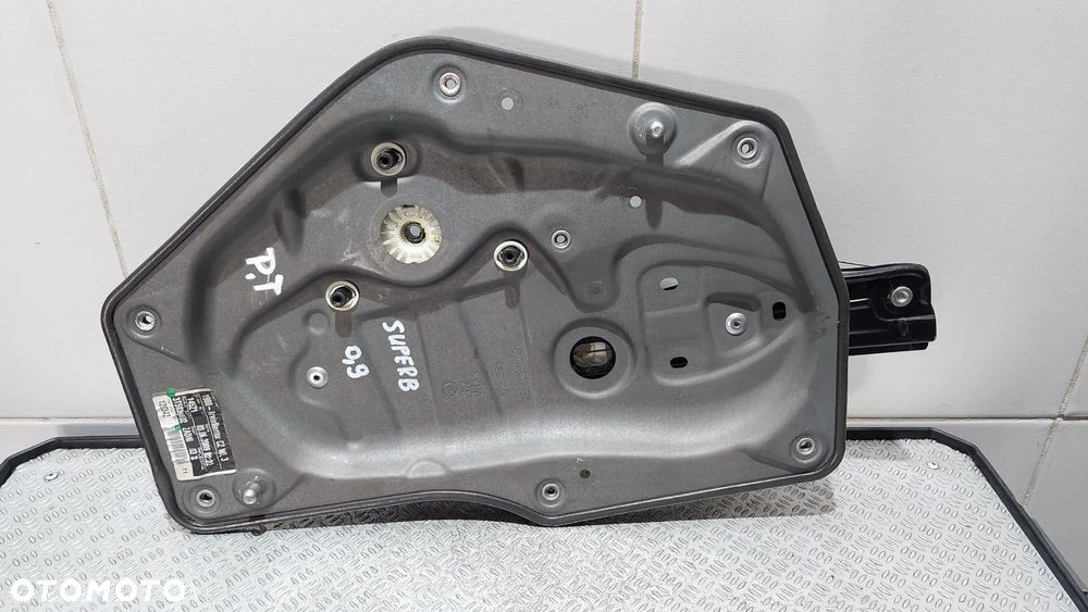 PODNOŚNIK MECHANIZM SZYBY PRAWY TYŁ SKODA SUPER B R2009 NR 3T5839402 - 1