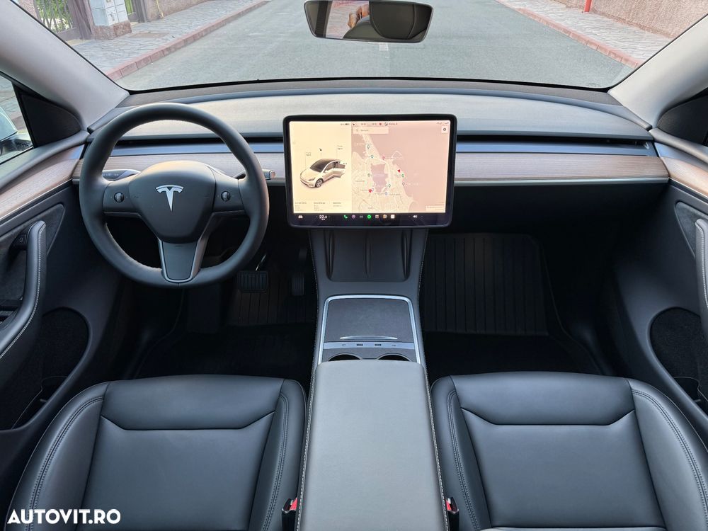 Tesla Model Y - 8