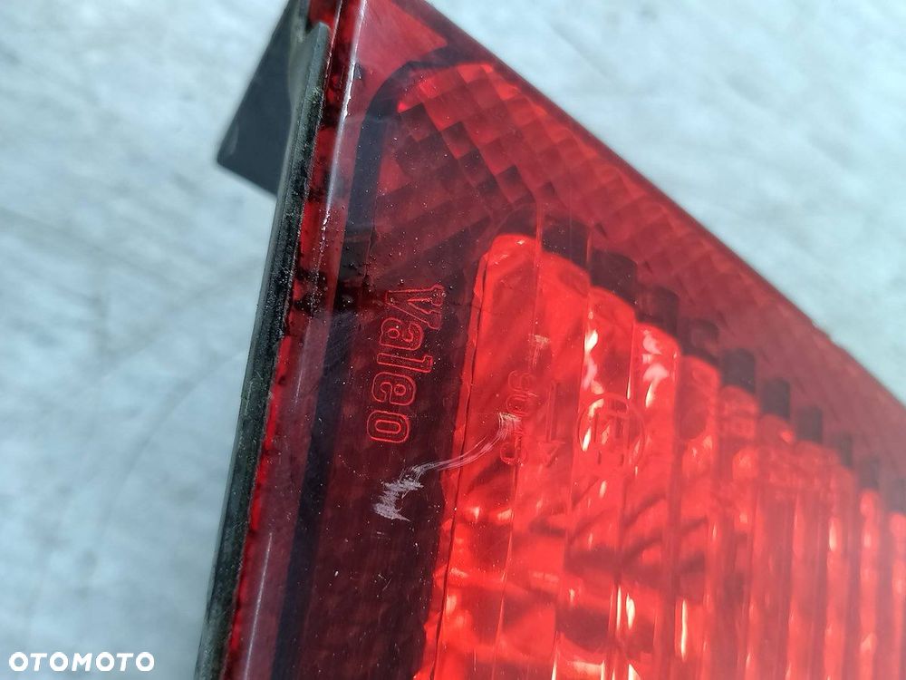 LAMPA TYLNA PRAWA RENAULT THALIA ( 01-08 ) SEDAN - 8