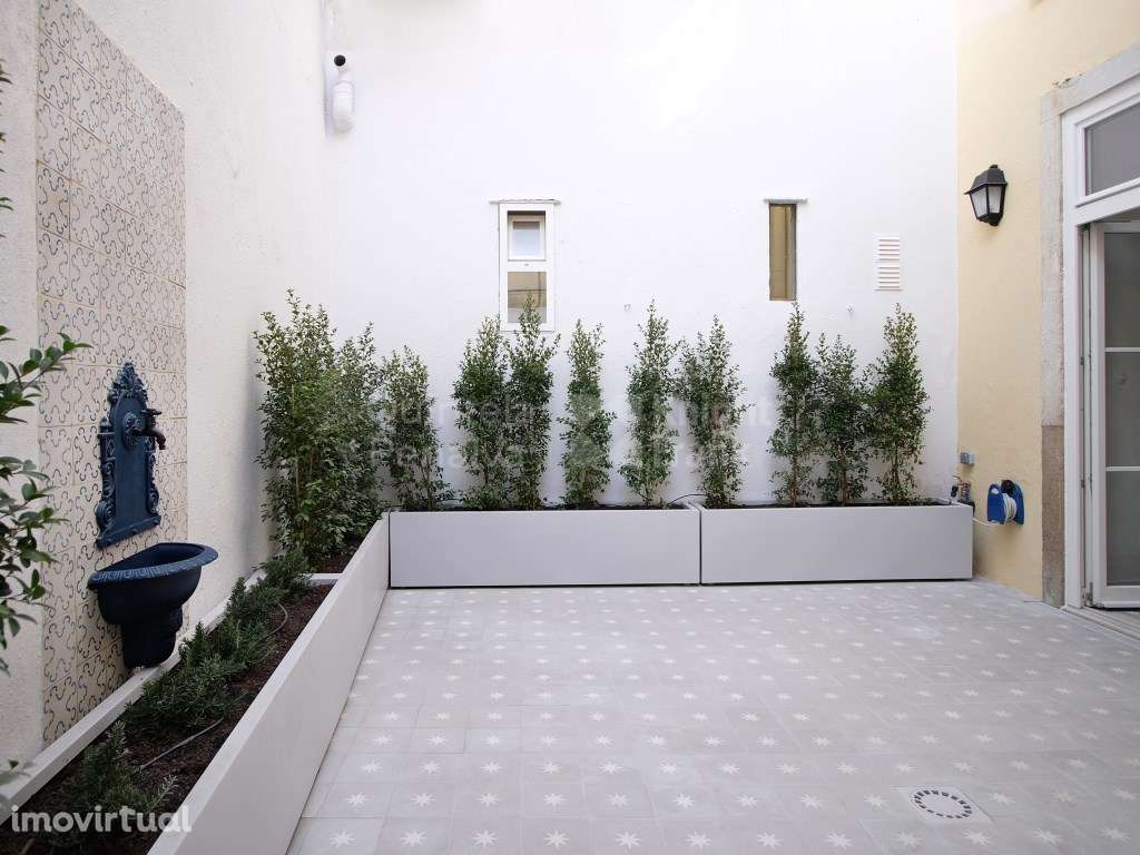 Apartamento T2+1 renovado com logradouro, em Lisboa - Grande imagem: 3/35