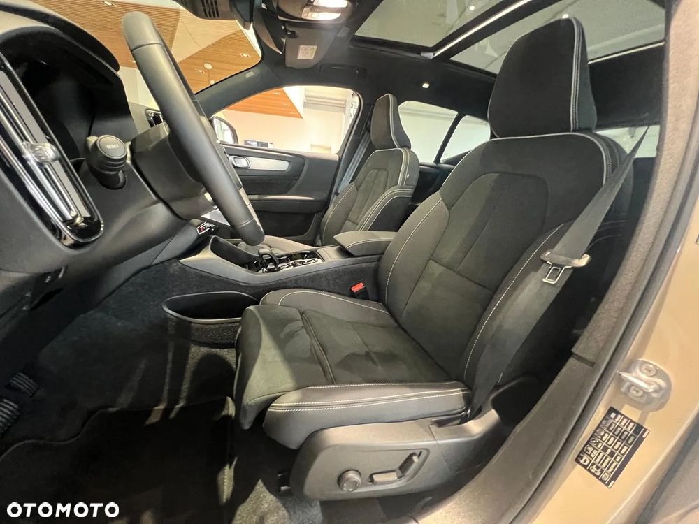 Volvo XC 40 B4 AWD Ultimate Dark - 26
