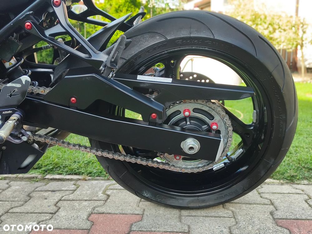 Suzuki GSR - 21