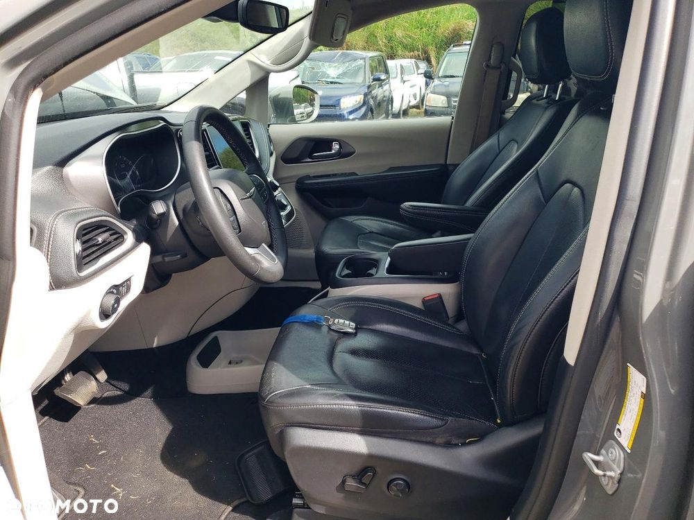 Chrysler Pacifica - 8