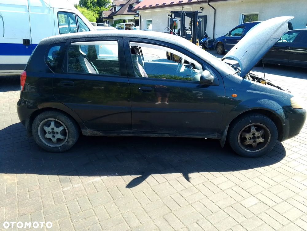 Daewoo Kalos (02-07r.) 1.4 B 82KM. Silnik F14S3 Skrzynia M79 lakier.Cały na części. GWARANCJA !!!  Przód Tył Zestaw Komplet Drzwi Klapa Zderzak Błotnik Maska Grill Atrapa Szyba Pas Lampa Lusterko Boczki Fotel Kanapa Kokpit Deska Rozdzielcza Przełącznik Włącznik Sterownik Przewody Wiązka Instalacja Moduł Komputer Czujnik Listwa Pompa Alternator Wtryski Głowica Rozrusznik Kompresor Sprzęgło Dwumas Silnik Skrzynia ABS Klimatyzacji Paliwa Wspomagania Kolektor Turbina Przepustnica Zawór Chłodnica Koło Hak Belka Sanki Zawieszenie Mcpherson Półoś Amortyzator Wydech Tłumik Zacisk Most - 5