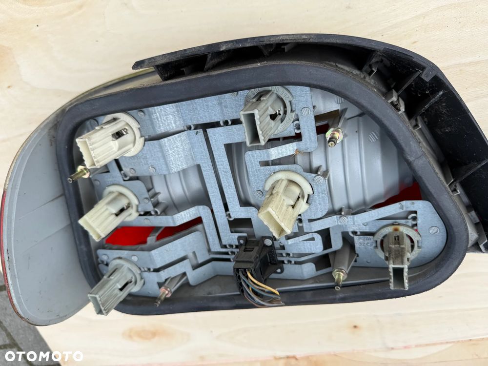 LAMPY TYLNE BMW E38 KOMPLET KRYSZTAŁKI OPRAWKI LAMPA TYŁ LEWA PRAWA WKŁADKI ŻARÓWEK WKŁADKA ŻARÓWKI OPRAWKA - 10