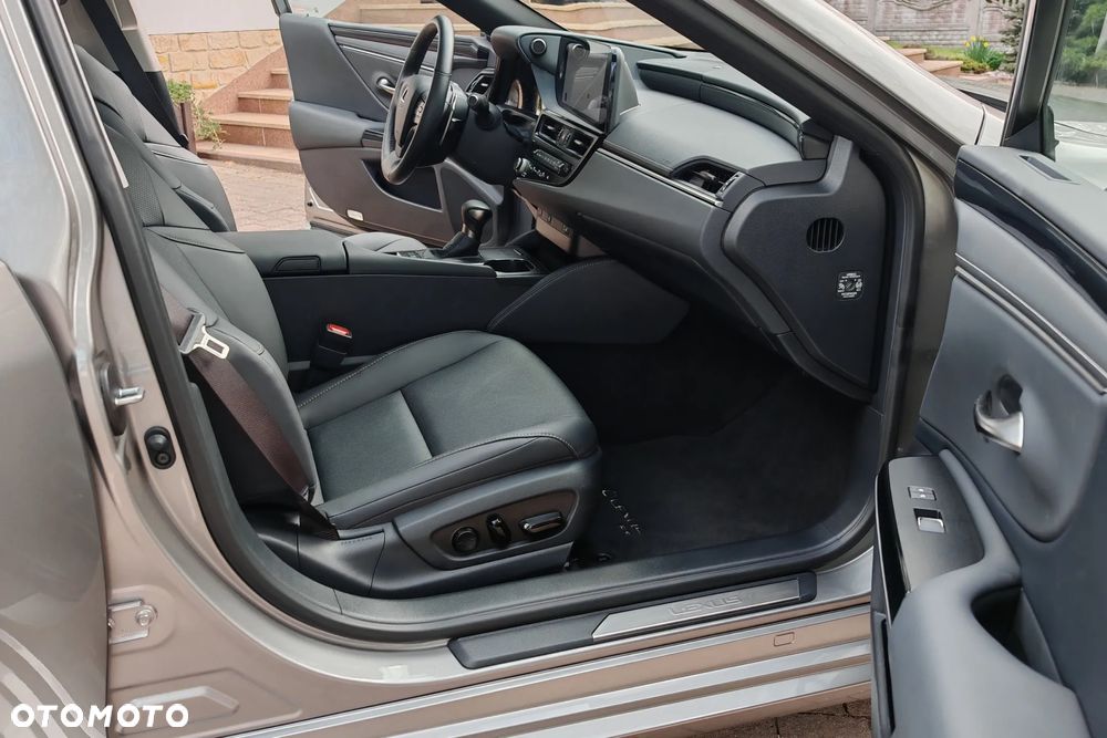 Lexus ES 300h Business Edition - 10