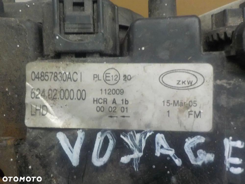 CHRYSLER VOYAGER IV LAMPA PRAWY PRZÓD EUROPA - 5