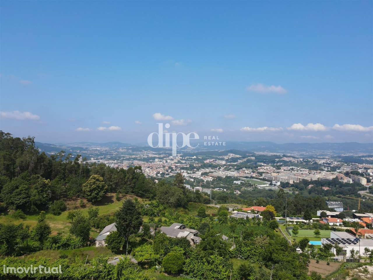 Lote de terreno com vistas panorâmicas para a cidade de Guimarães - Grande imagem: 2/13